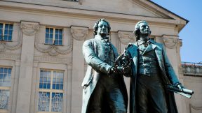 Das Denkmal von Goethe und Schiller vor dem Nationaltheater in Weimar
